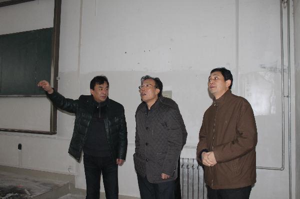 院领导察看施工现场 院领导察看施工现场